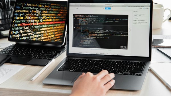 AI 浪潮冲击编程行业：程序员难被完全取代，学编程依旧大有可为