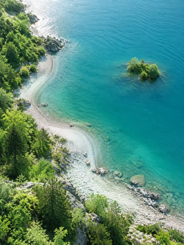 航拍湖岸线砂石滩与浮岛植被AI绘画提示词